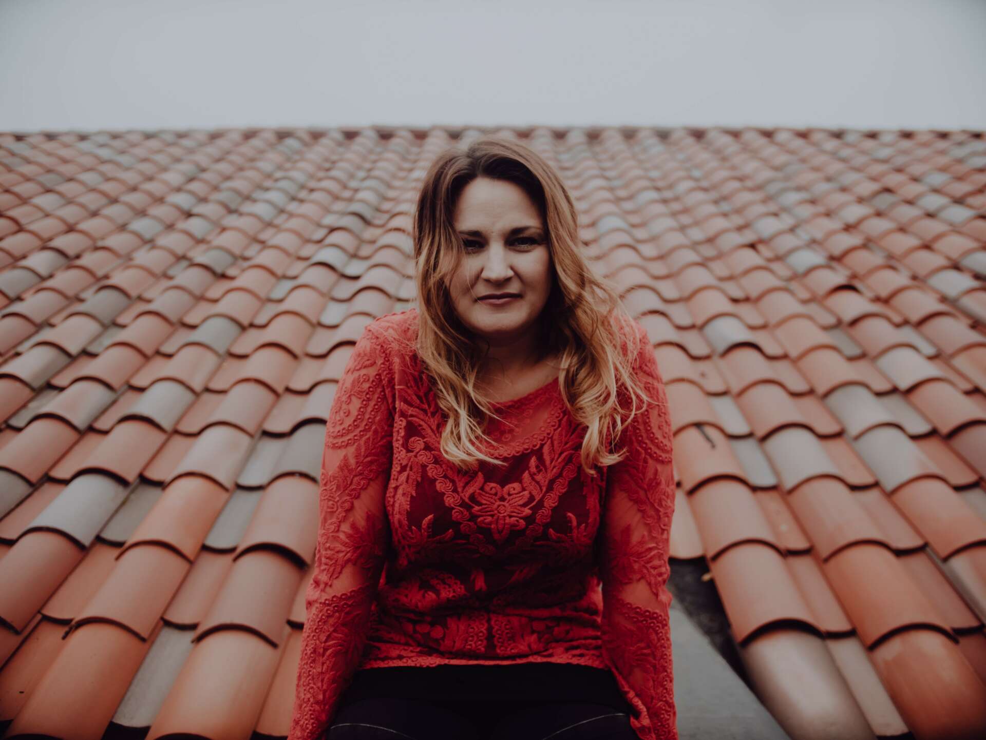 Amanda Grace rooftop portrait in red top